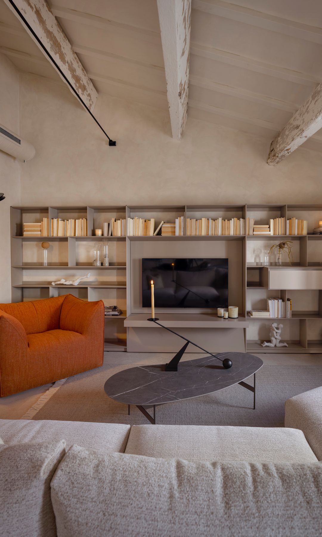 Salón con librería moderna