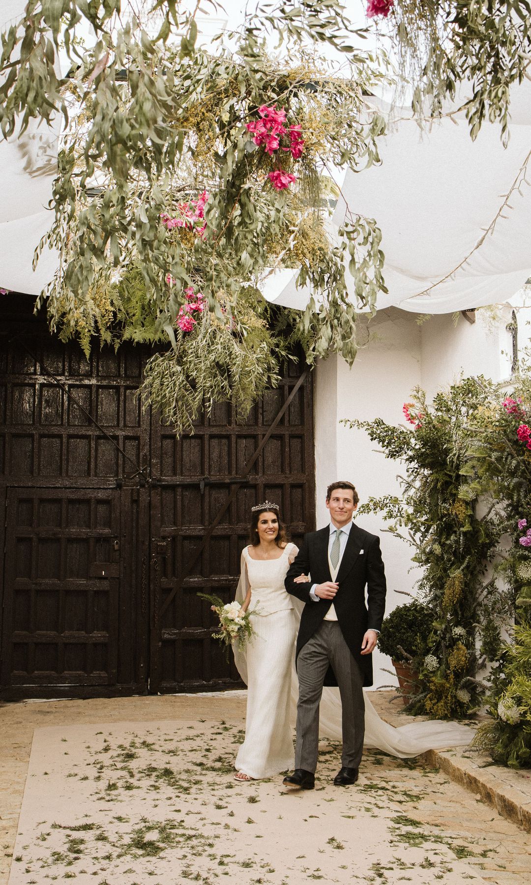 Nacho López-Quesada y Maru Loscertales Beca entrando en su boda