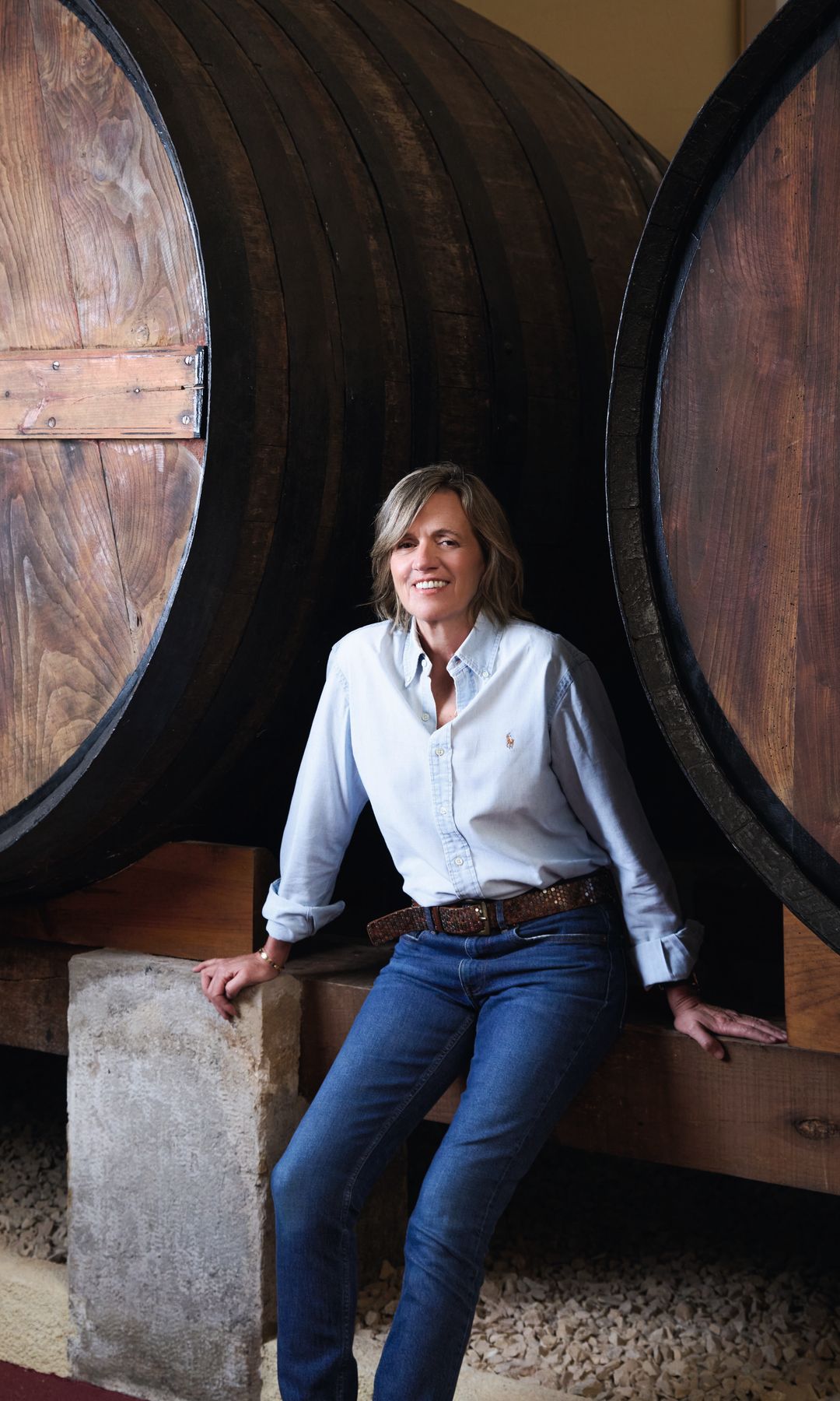 Catarina junto a las barricas, donde nos cuenta que ha iniciado un bonito proyecto para elaborar su propio vino