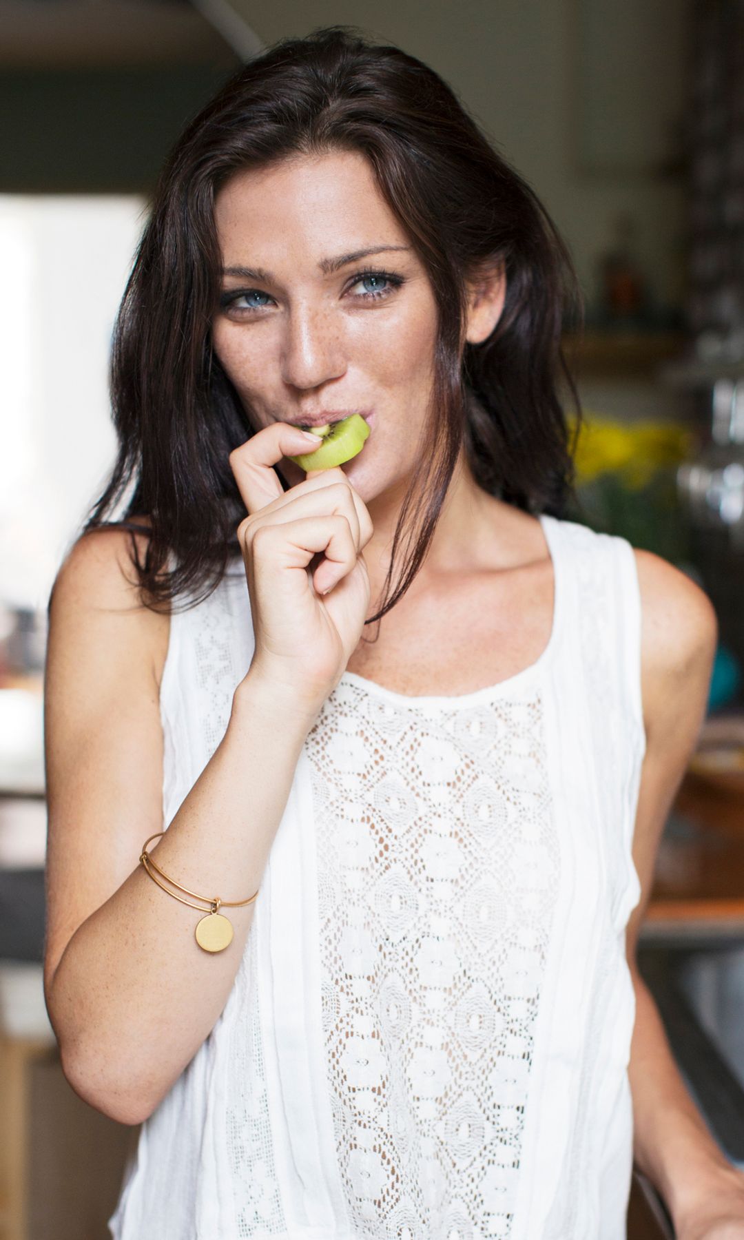 chica comiendo fruta kiwi