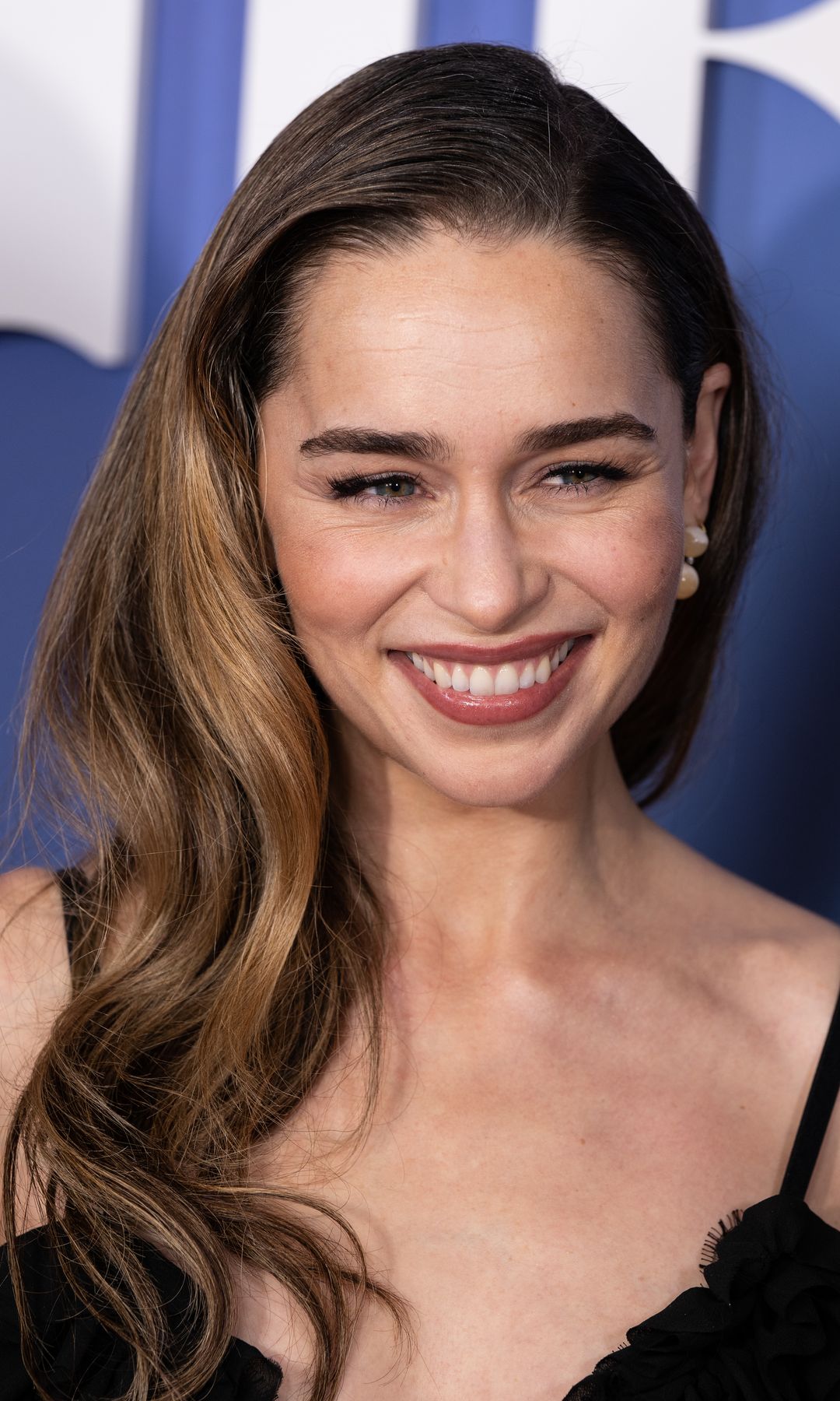  Emilia Clarke con cabello largo