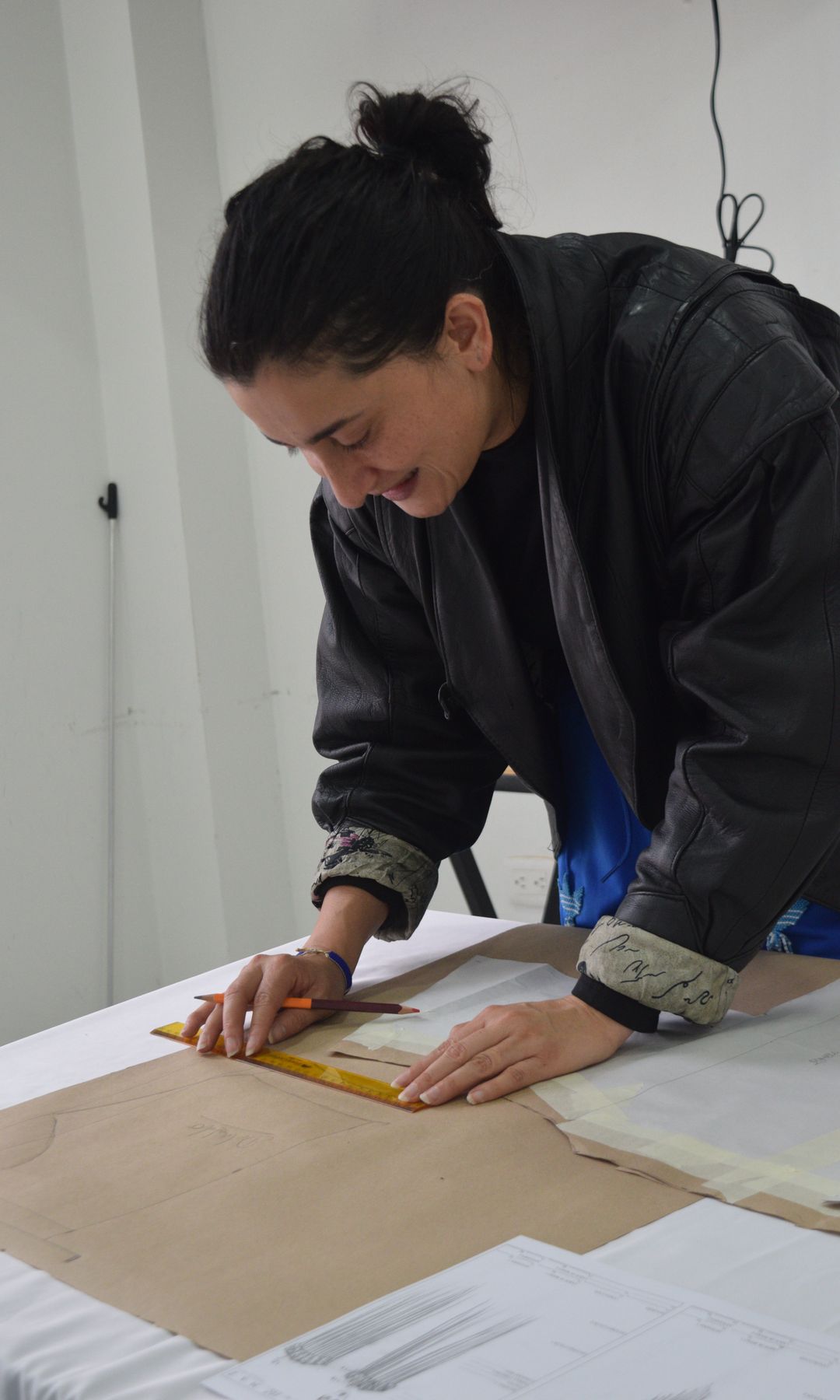 Manuela y su equipo trabajan con comunidades de artesanos para trabajar cada una de las piezas.
