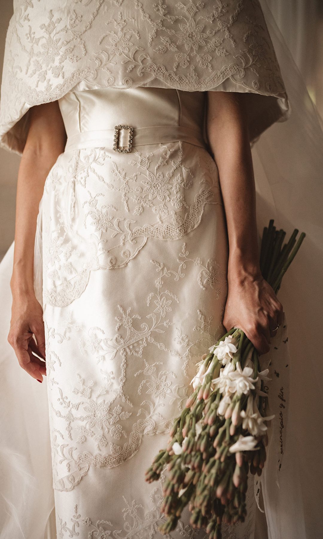 Vestido de novia con encajes y cinturón