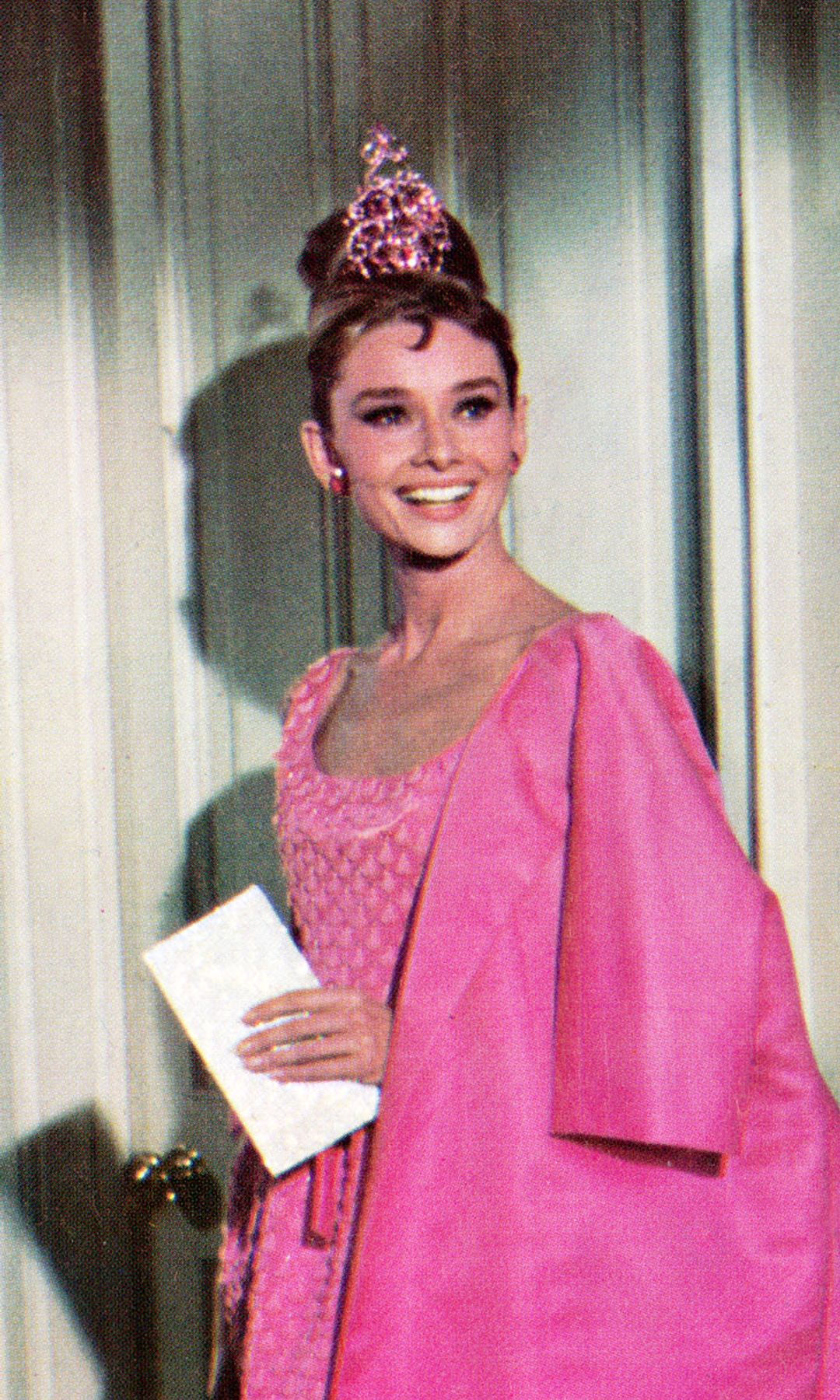 Los 12 looks de Audrey Hepburn en 'Desayuno con diamantes' que siguen inspirando 65 años después: del icónico vestido negro al rosa de torero español