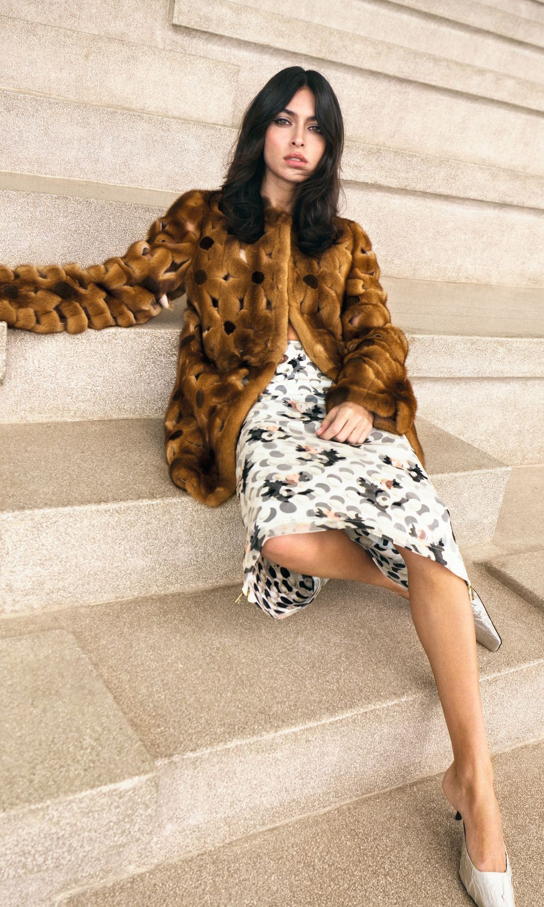 Lucía posa con chaqueta de piel y falda, de Fendi, y zapatos, de Gucci