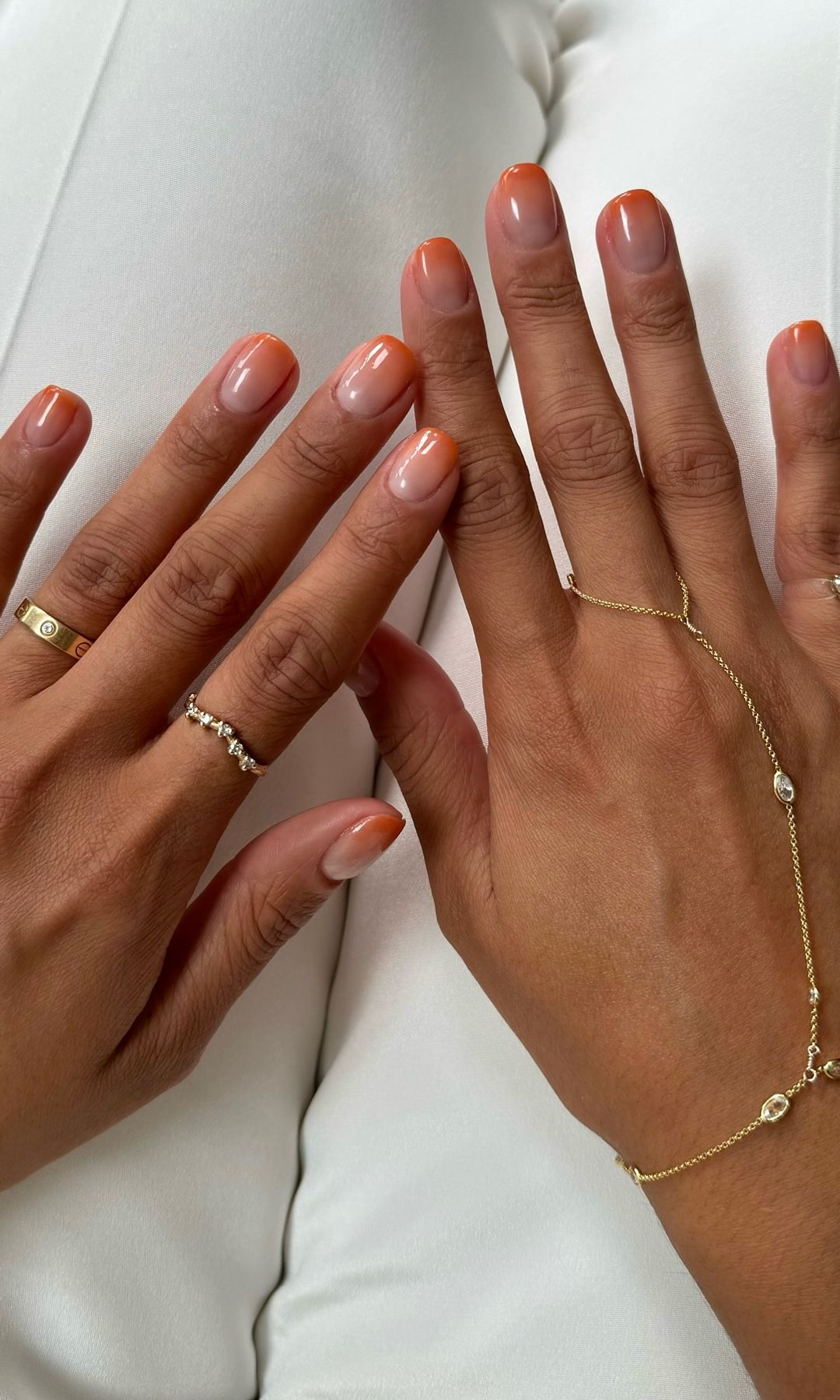 Manicura naranja con efecto degradado