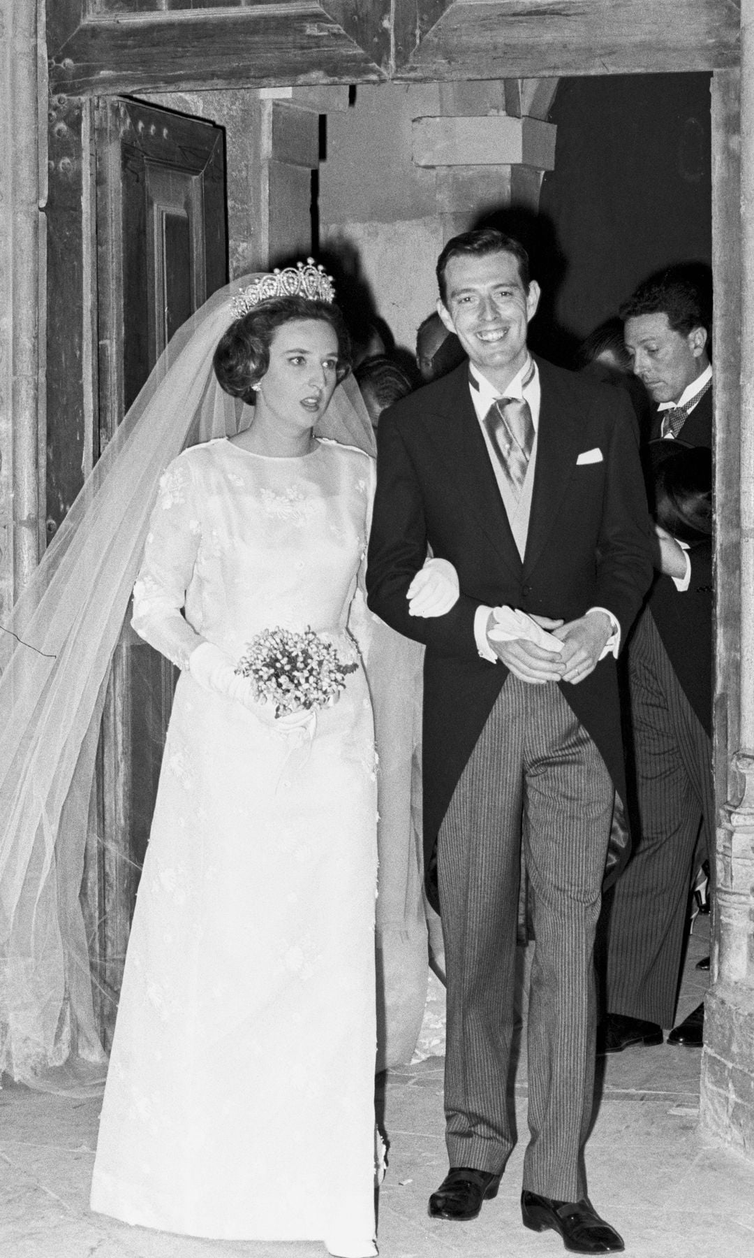 Pilar utilizando la tiara en su boda con Luis Gómez Acebo.