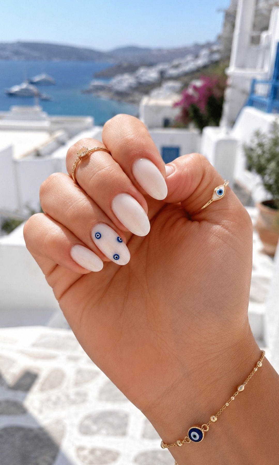 Manicura blanca con detalles minimalistas