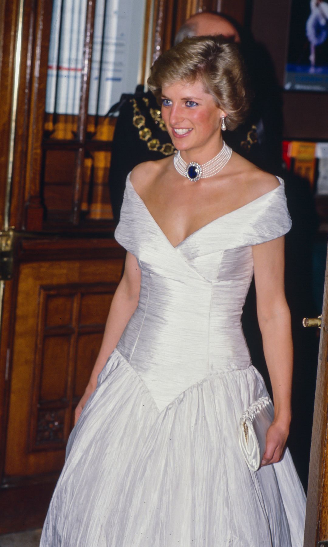 Diana de Gales con vestido de cintura vasca, en Londres (1988)