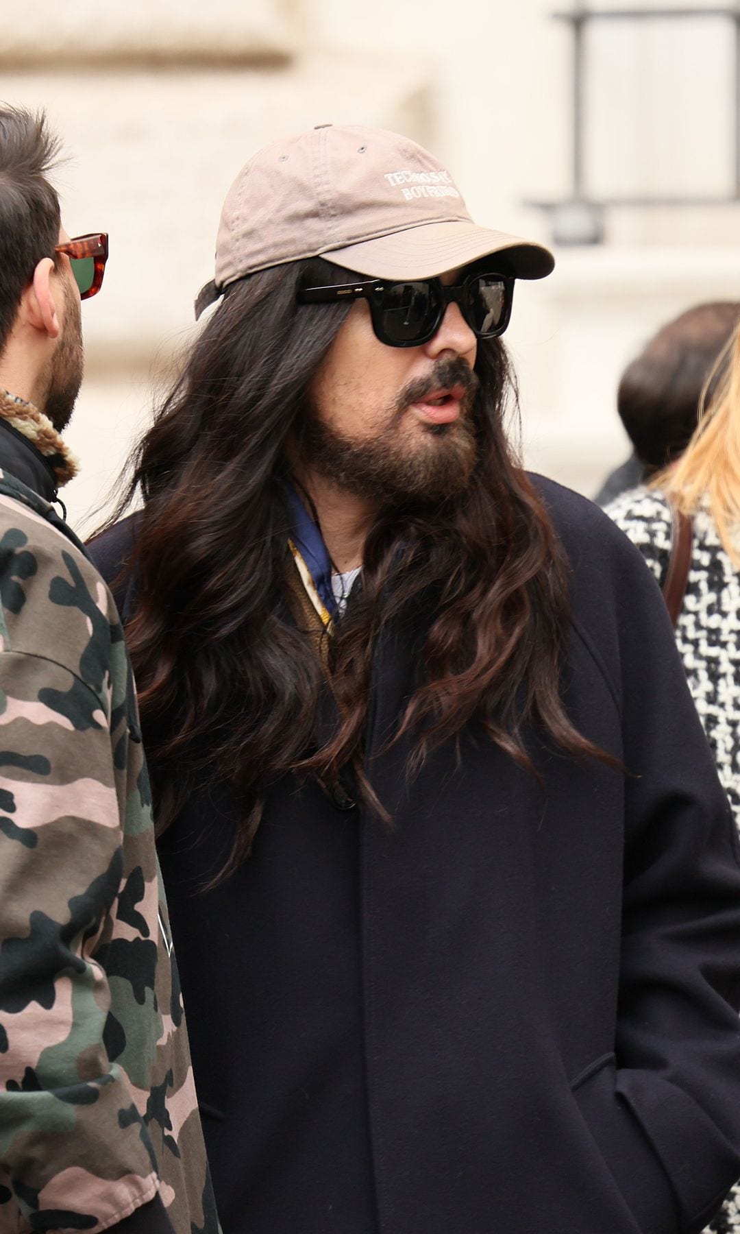 El diseñador Alessandro Michele a su llegada a la capilla ardiente de Valentino 