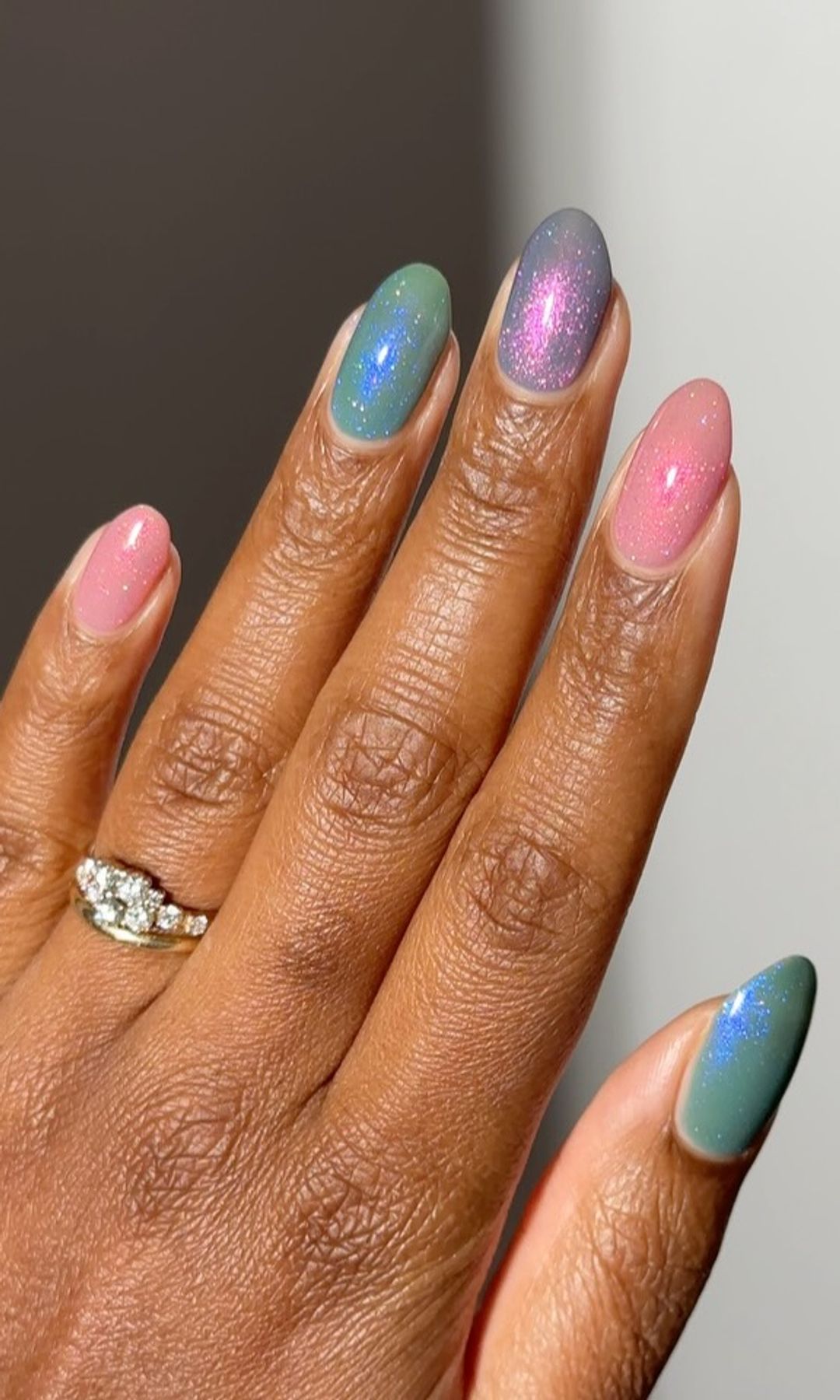 Manicura perlada con brillo 