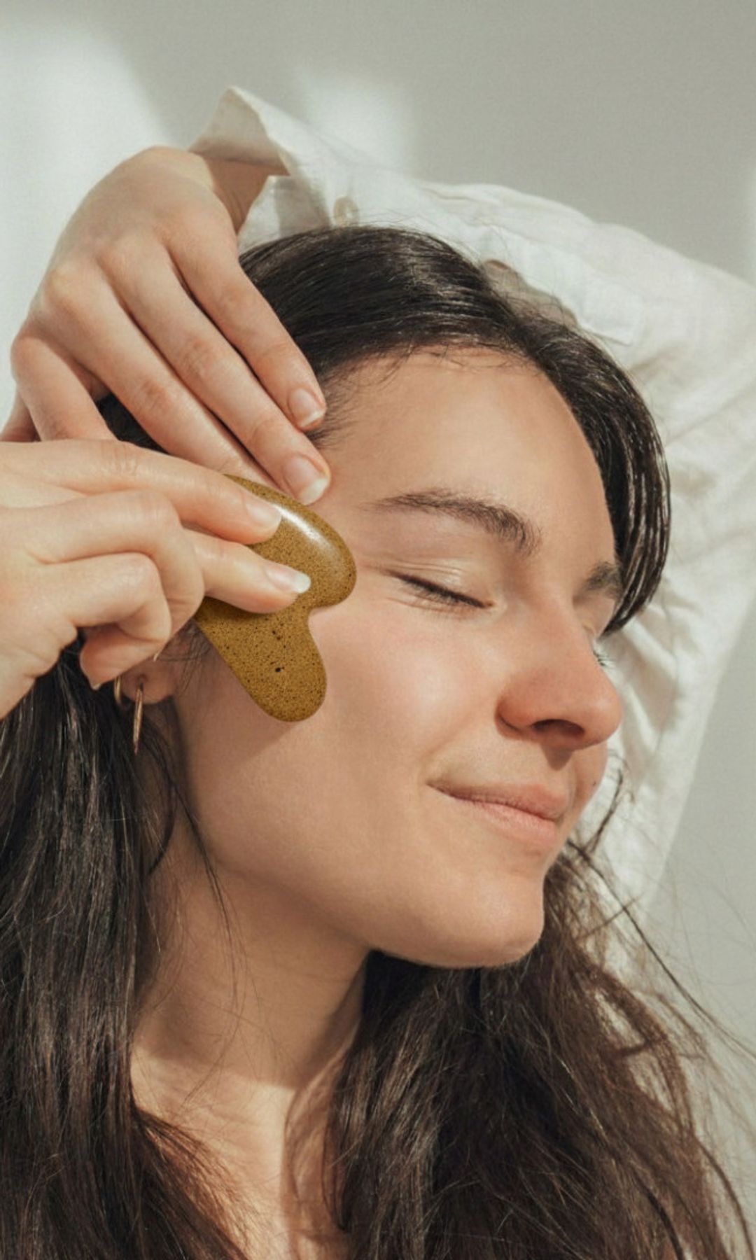 herramienta gua sha piedra cuarzo masaje facial relajación piel