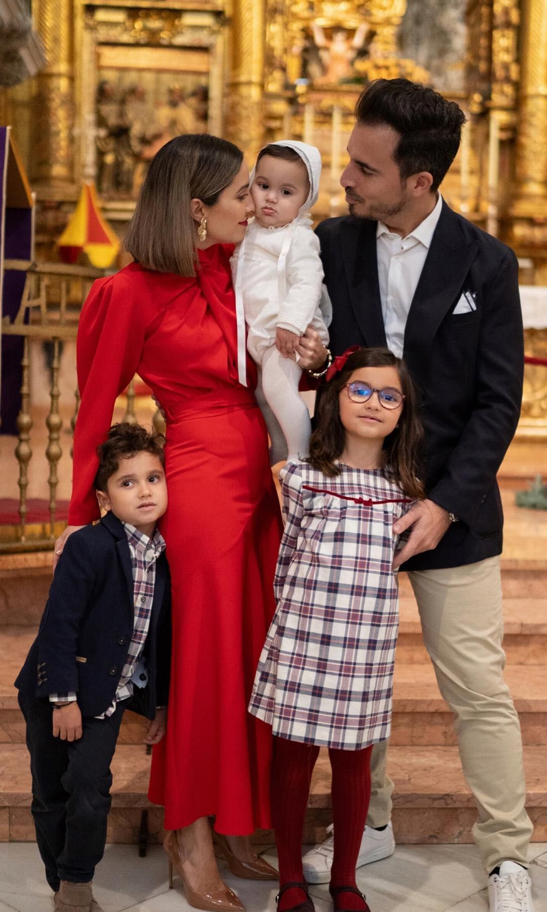 Verónica Díaz y Javier Castillo, junto a sus tres hijos el día del bautizo del pequeño, Pablo