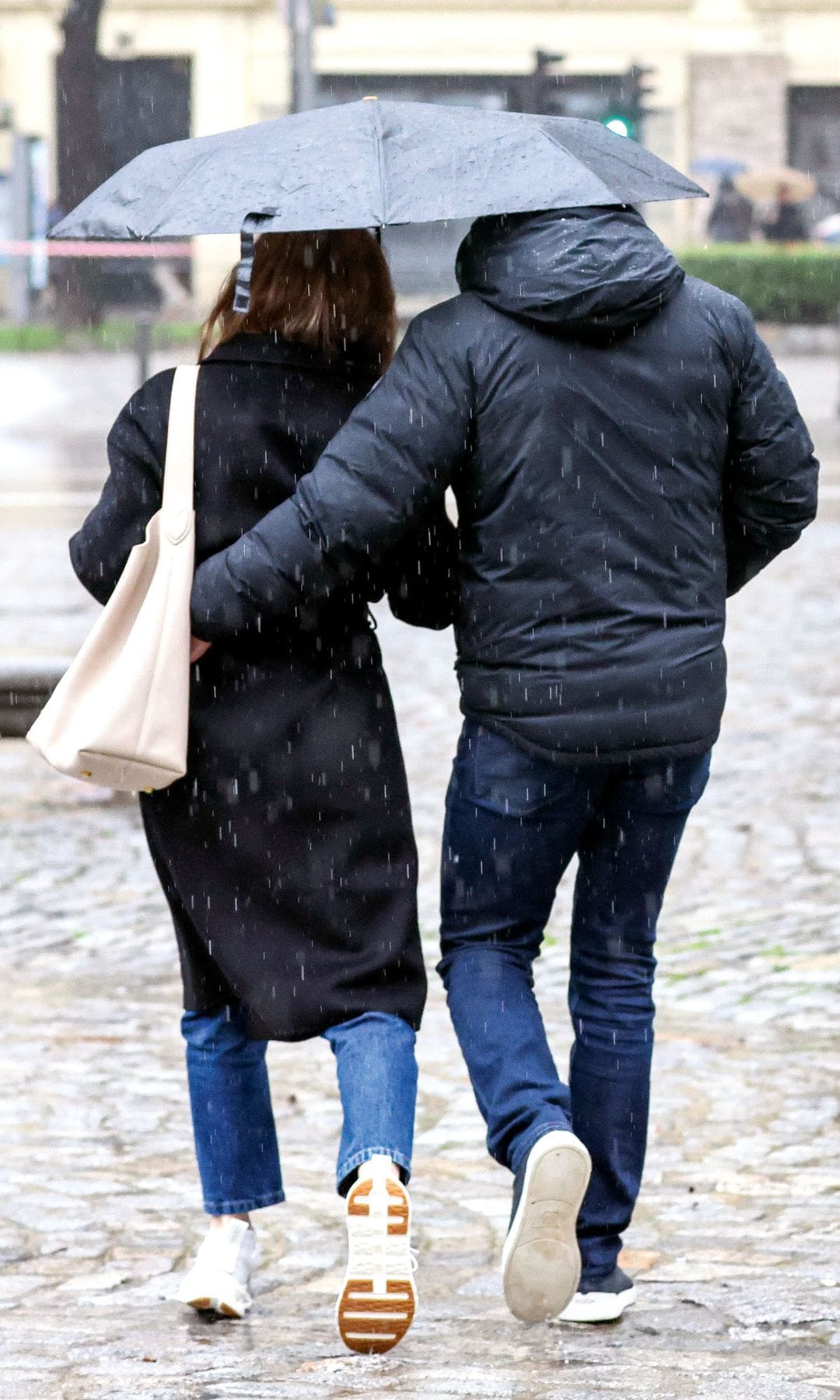 Ana de Armas y Manuel Anido abrazándose bajo la lluvia