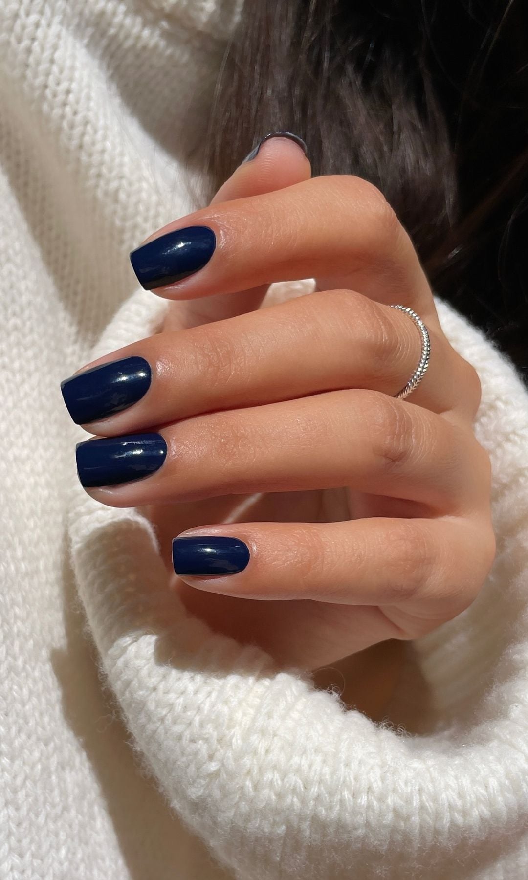 Manicura azul marino