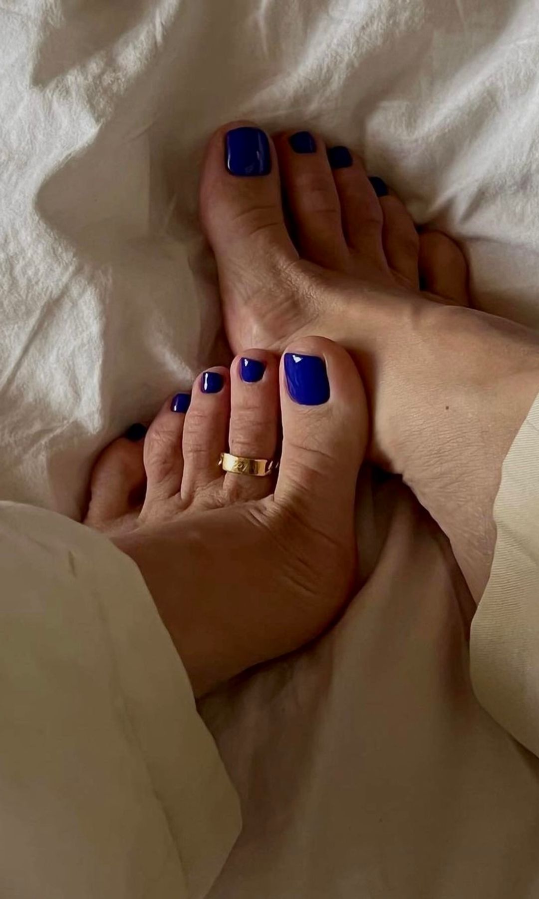 Pedicura en azul eléctrico