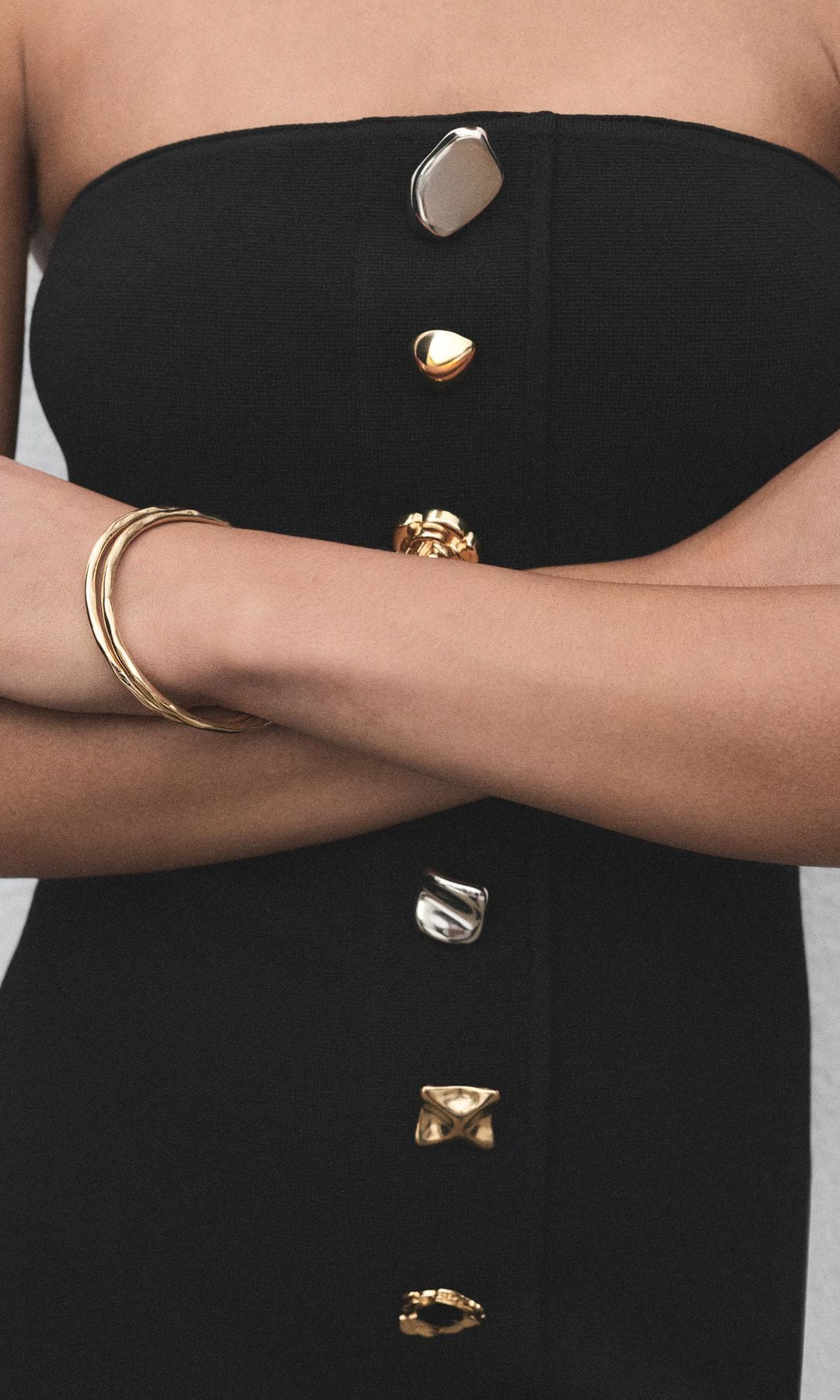 Vestido negro de punto con botones joya escote palabra de honor, de Mango