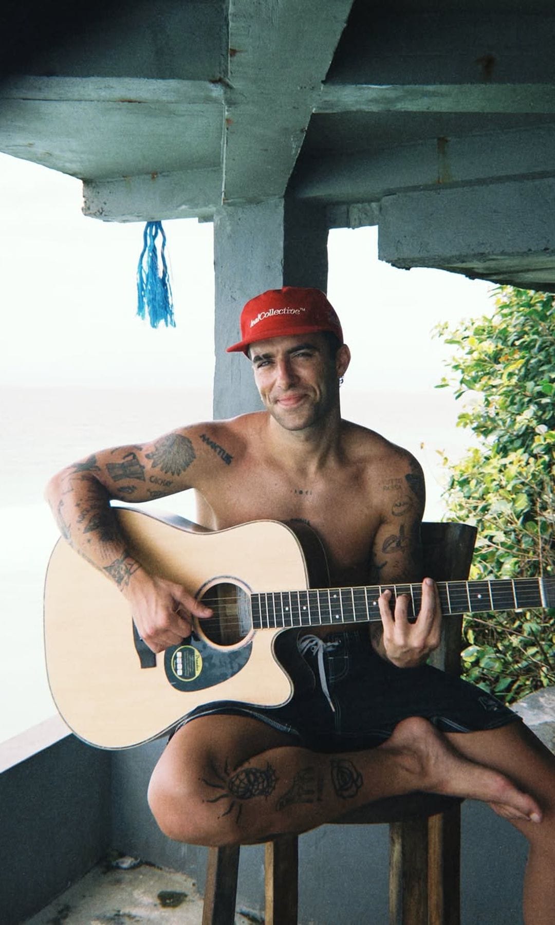 Álvaro de Luna tocando la guitarra