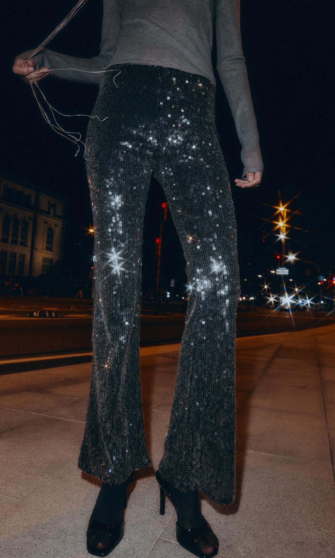 Pantalón de lentejuelas negro, de Zara