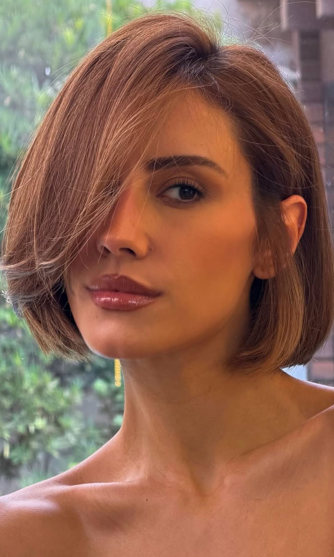 Maquillaje de labios con efecto espejo