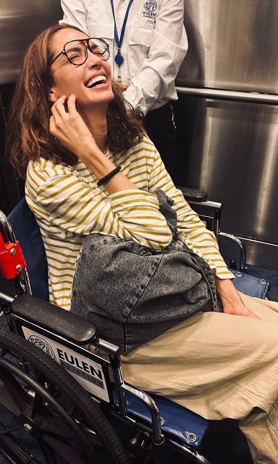 Las risas paseando a "Miss Eu" por el aeropuerto de NY con Amparo Corsini