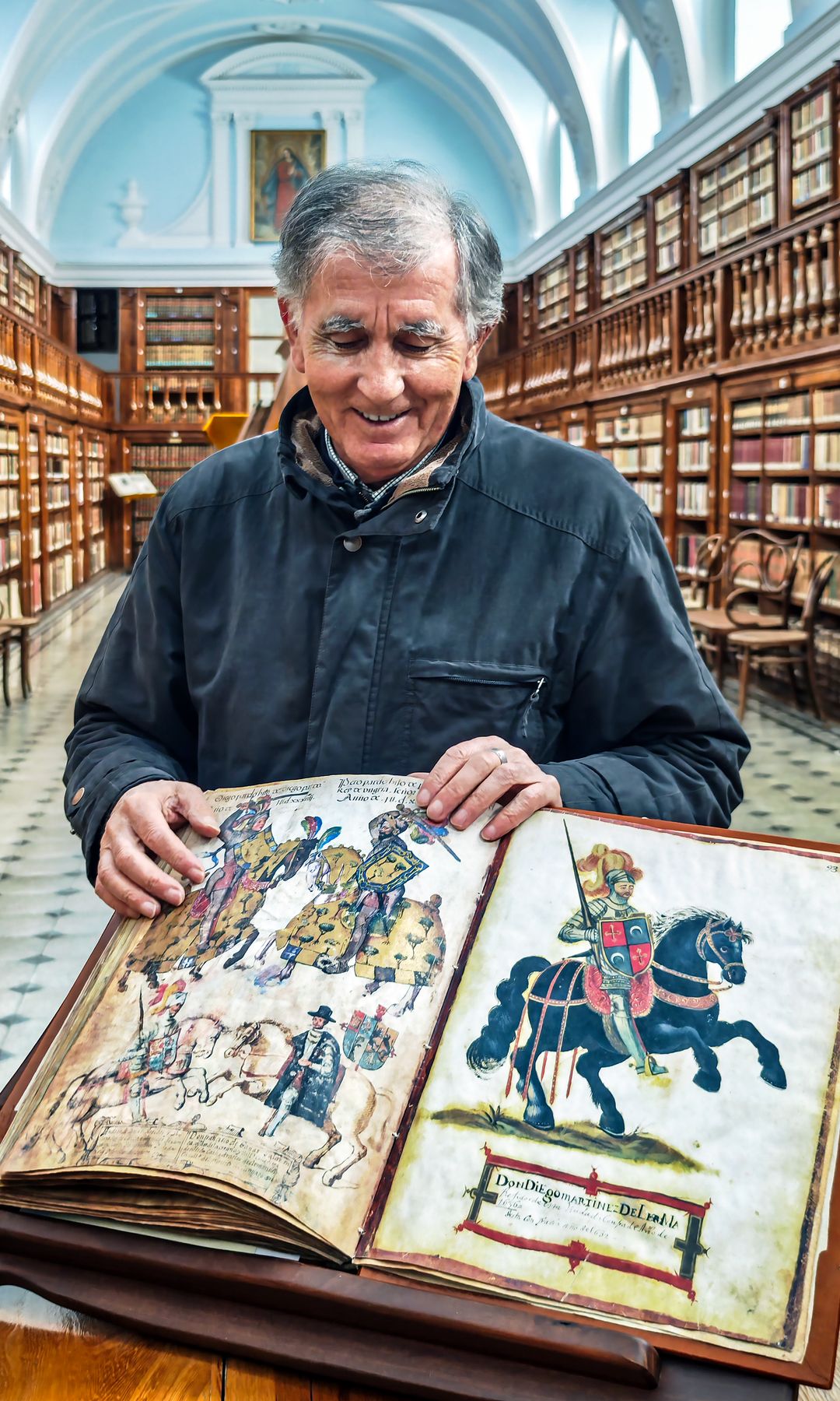 Agustín Alcalde, prior del monasterio de La Vid, en la biblioteca