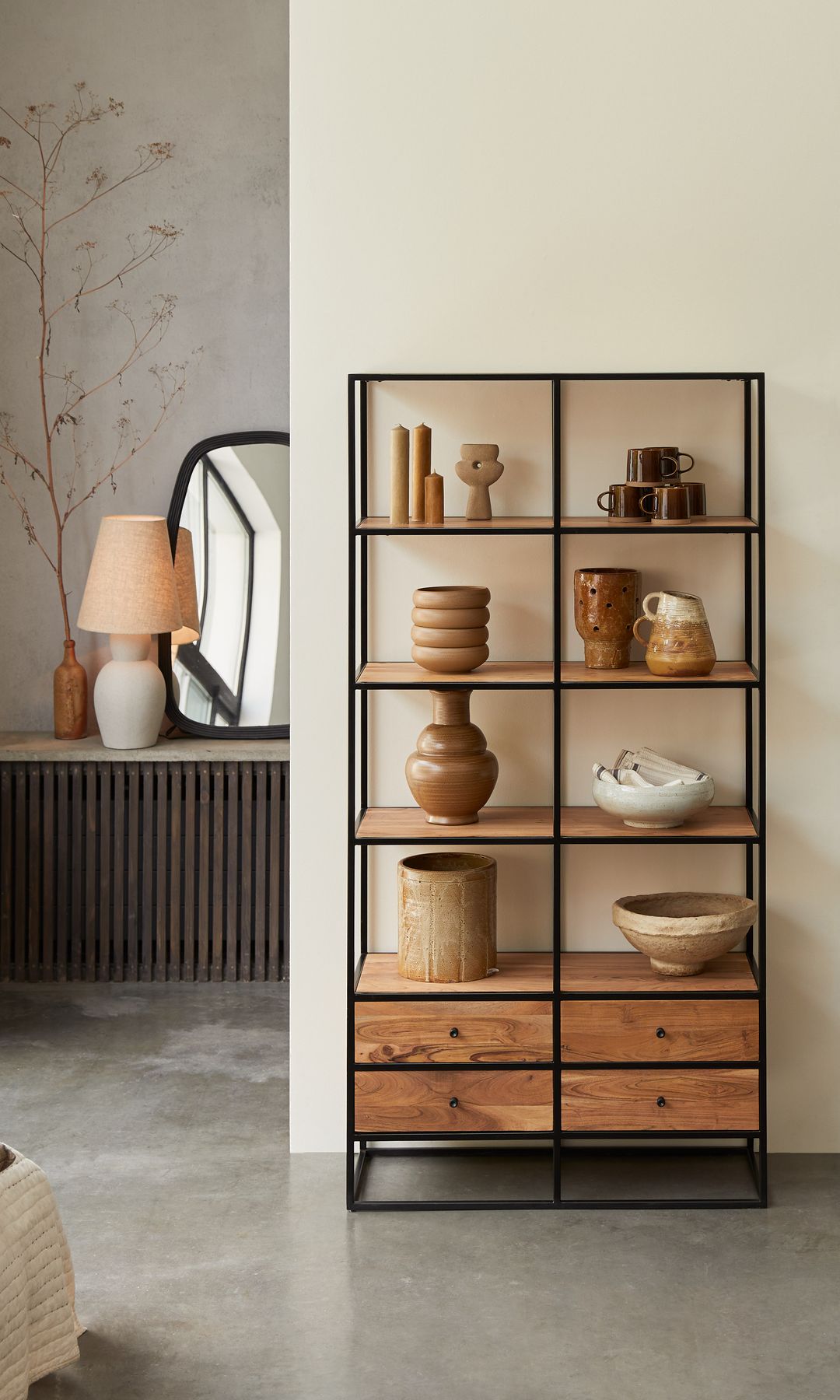Salón con estanterías de madera con cajones en la parte inferior y esculturas y adornos en la inferior 