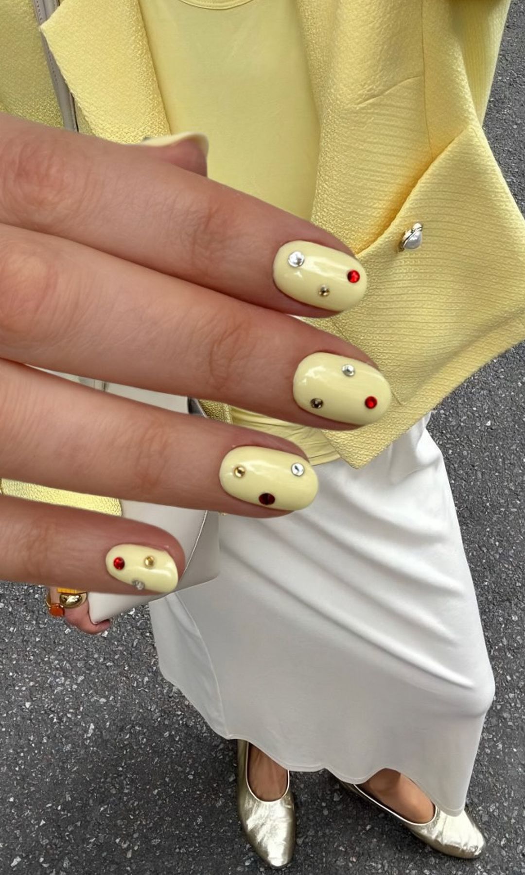 Manicura amarillo mantequilla con brillos