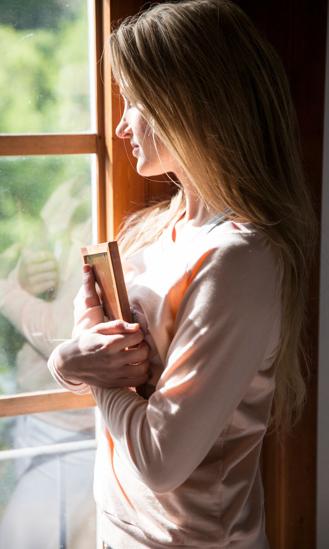 Mujer reflexiona sobre sus sentimientos