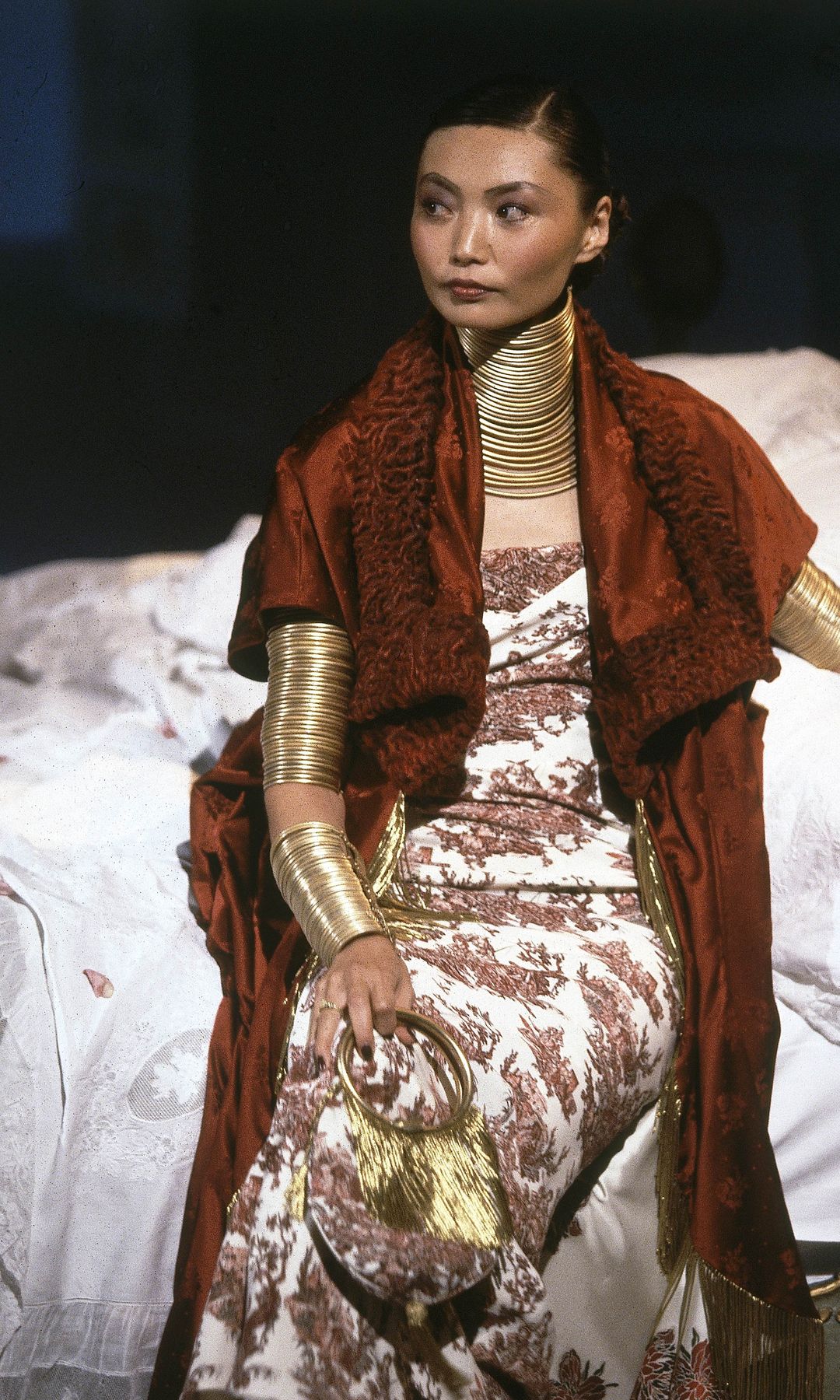 Los diseños de Galliano resaltaban a través de accesorios dorados, maximalistas y de inspiración étnica