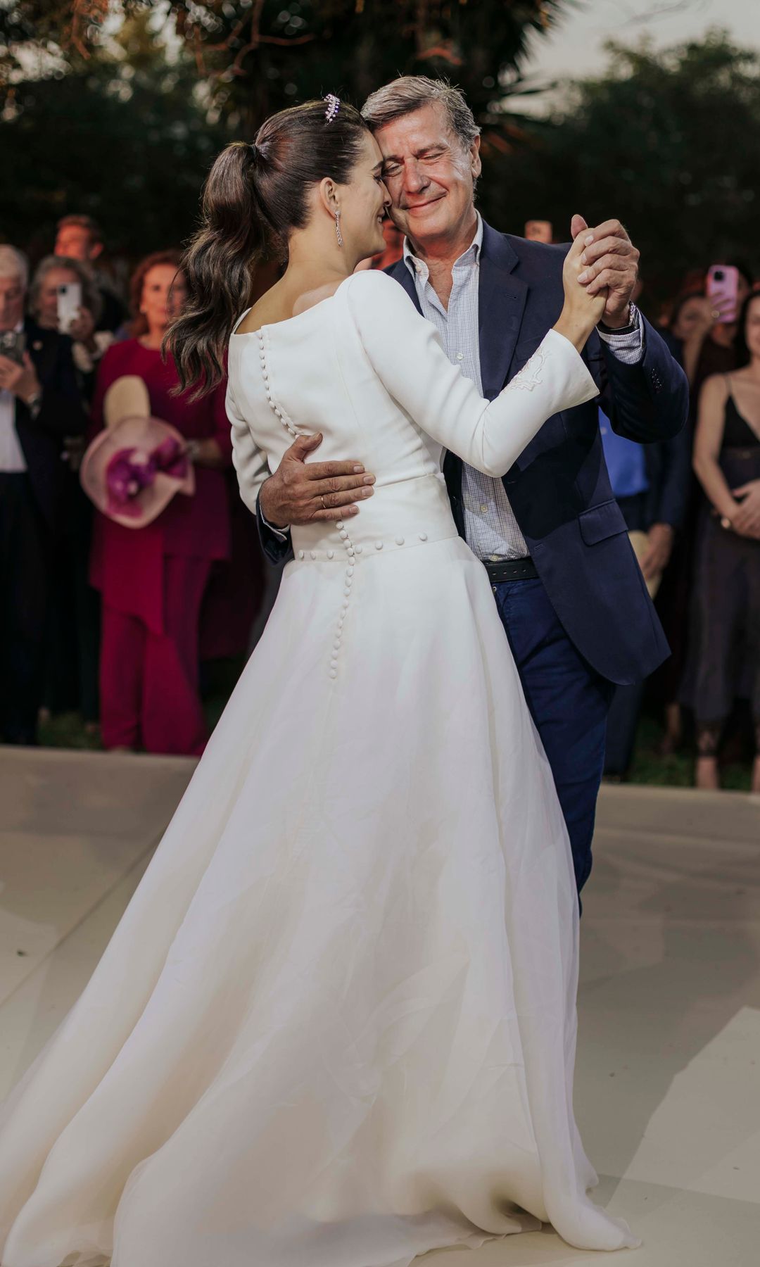 Cayetano Martínez de Irujo y Bárbara Mirjan, mostrándose de lo más felices y enamorados, durante su baile nupcial, ante la atenta mirada de sus familiares y amigos