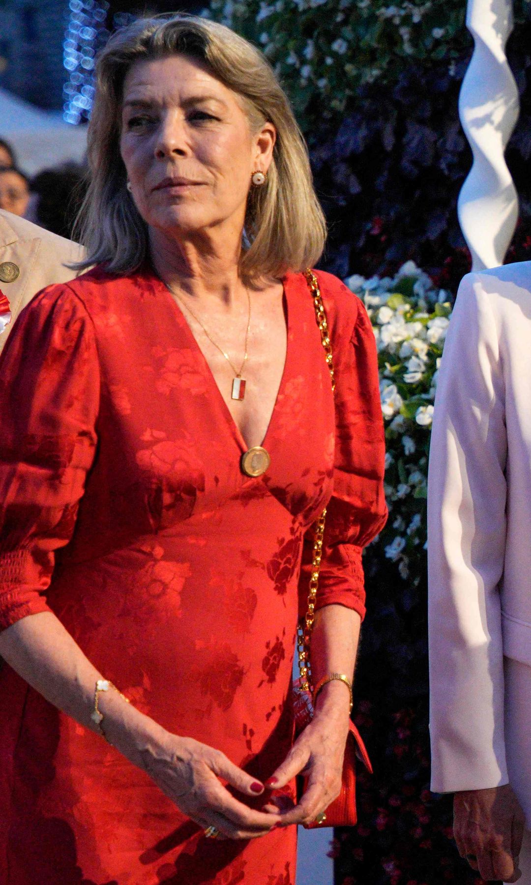 Carolina de Mónaco vestida de rojo junto al príncipe Alberto y su familia