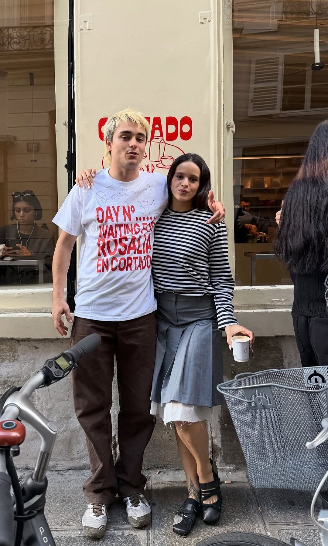 Rosalía en la cafetería Cortado de París