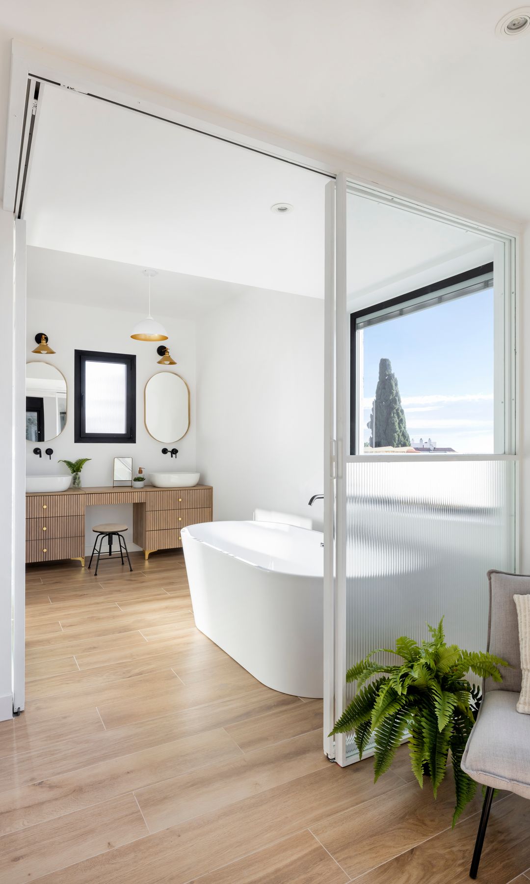 Baño con bañera, diseño de la interiorista Montse Morales