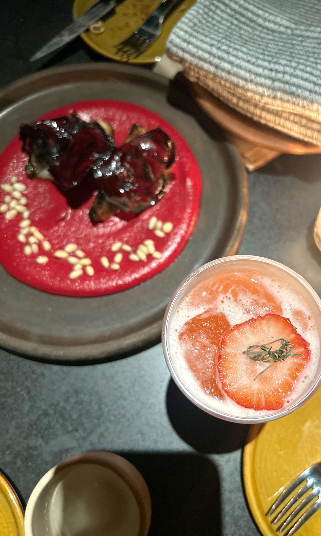 Mole con remolacha, alcachofas y piñones del mismo