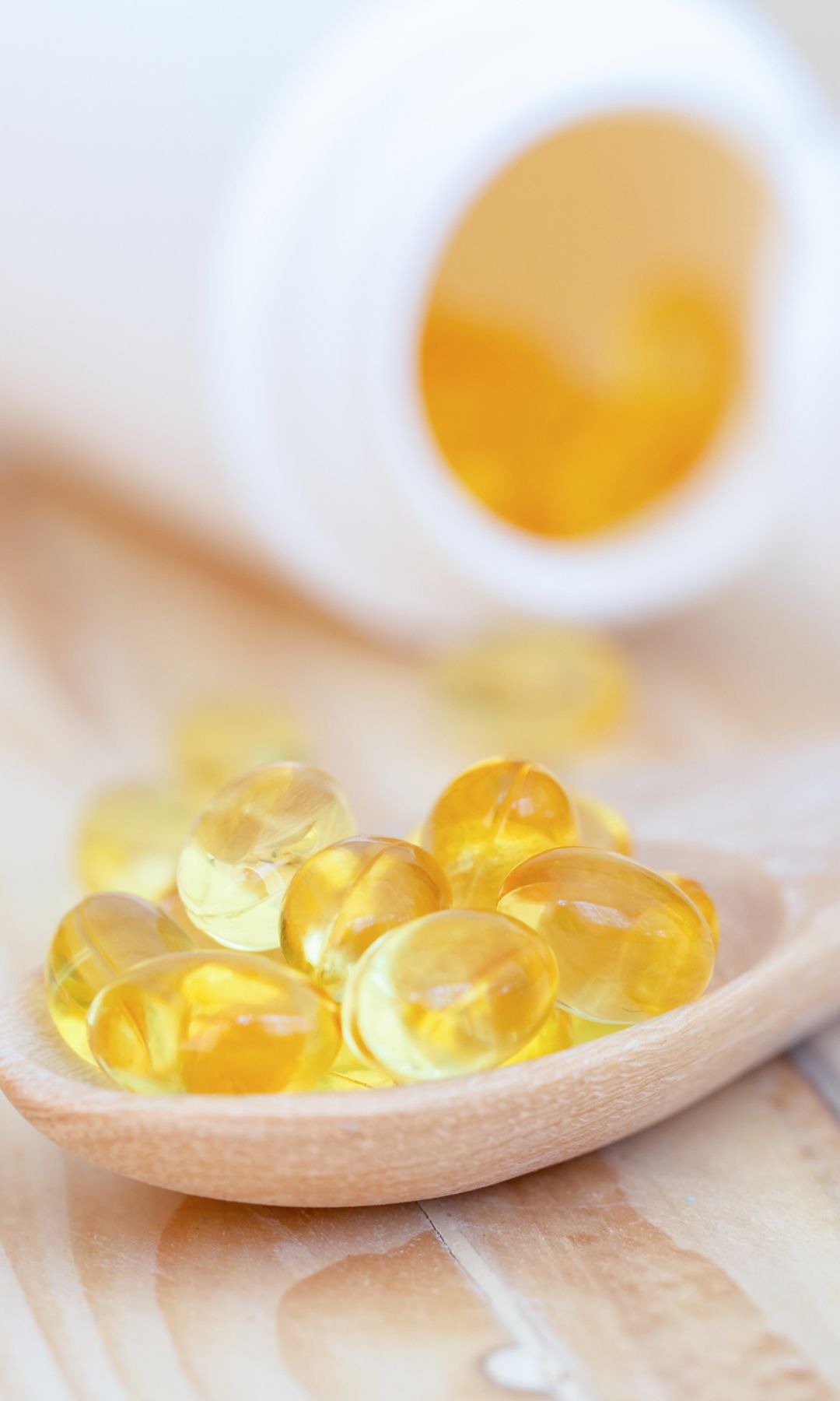 Comprimidos de omega 3 con vitamina D en una cuchara