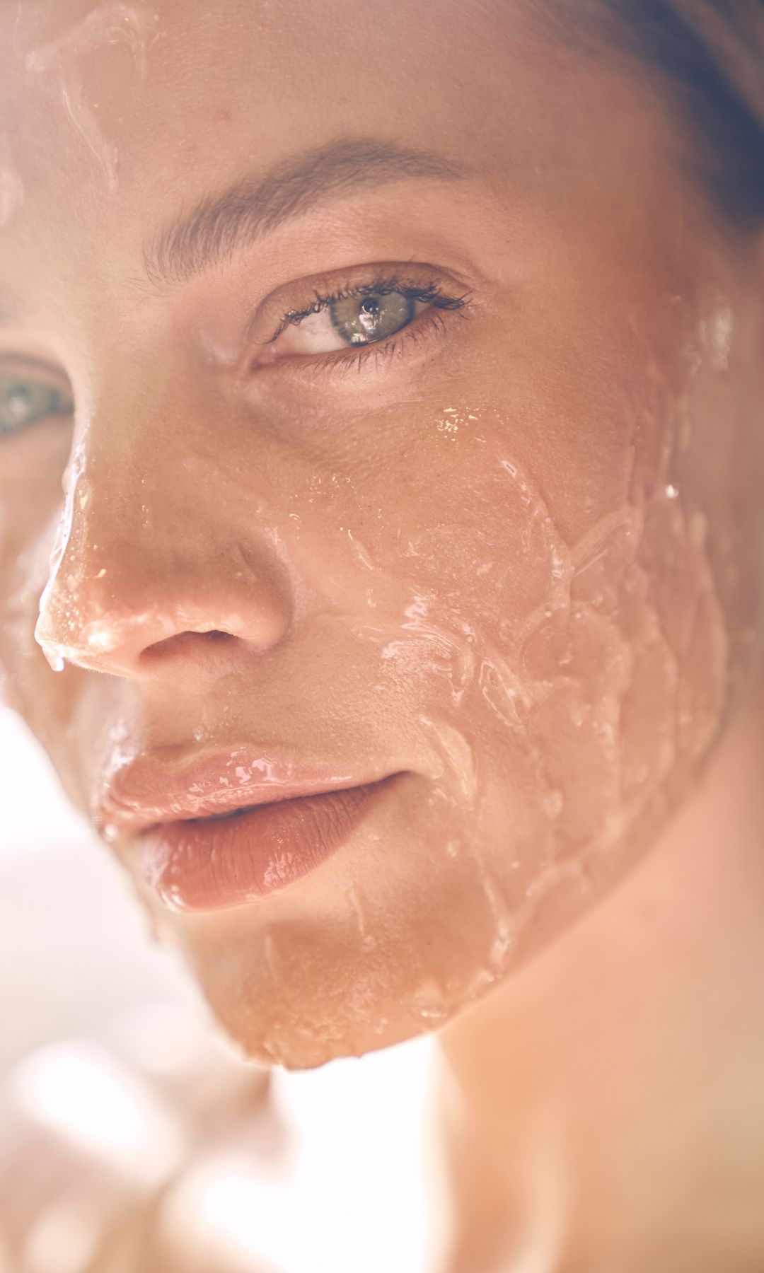 Una mujer con una mascarilla facial