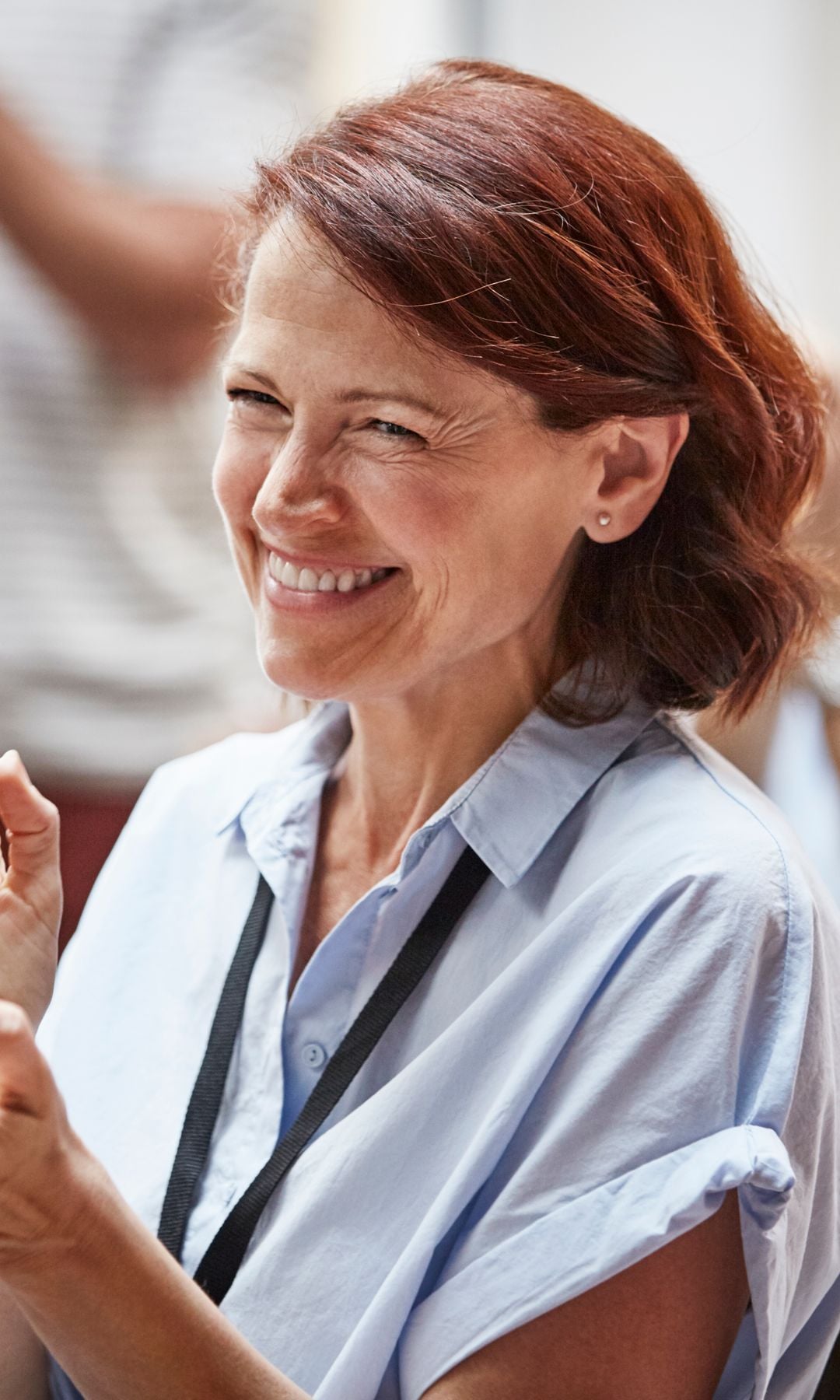 Una mujer aplaudiendo en la oficina