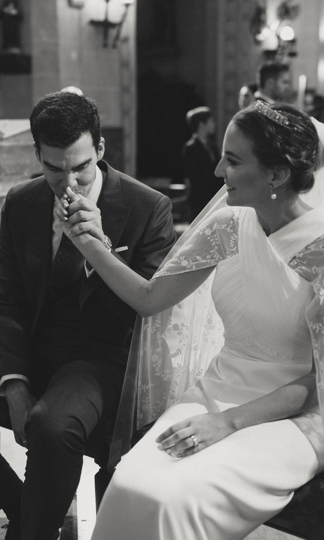 Blanca con vestido desmontable y velo de Ana Herrero de Tejada