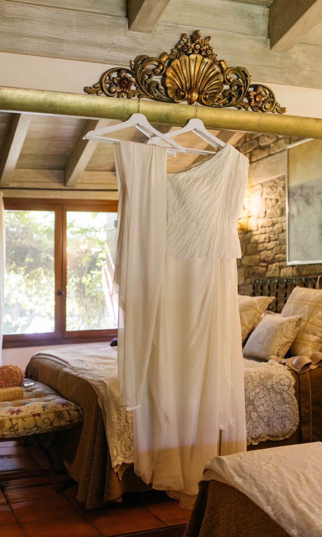 Vestido de novia asimétrico y rústico