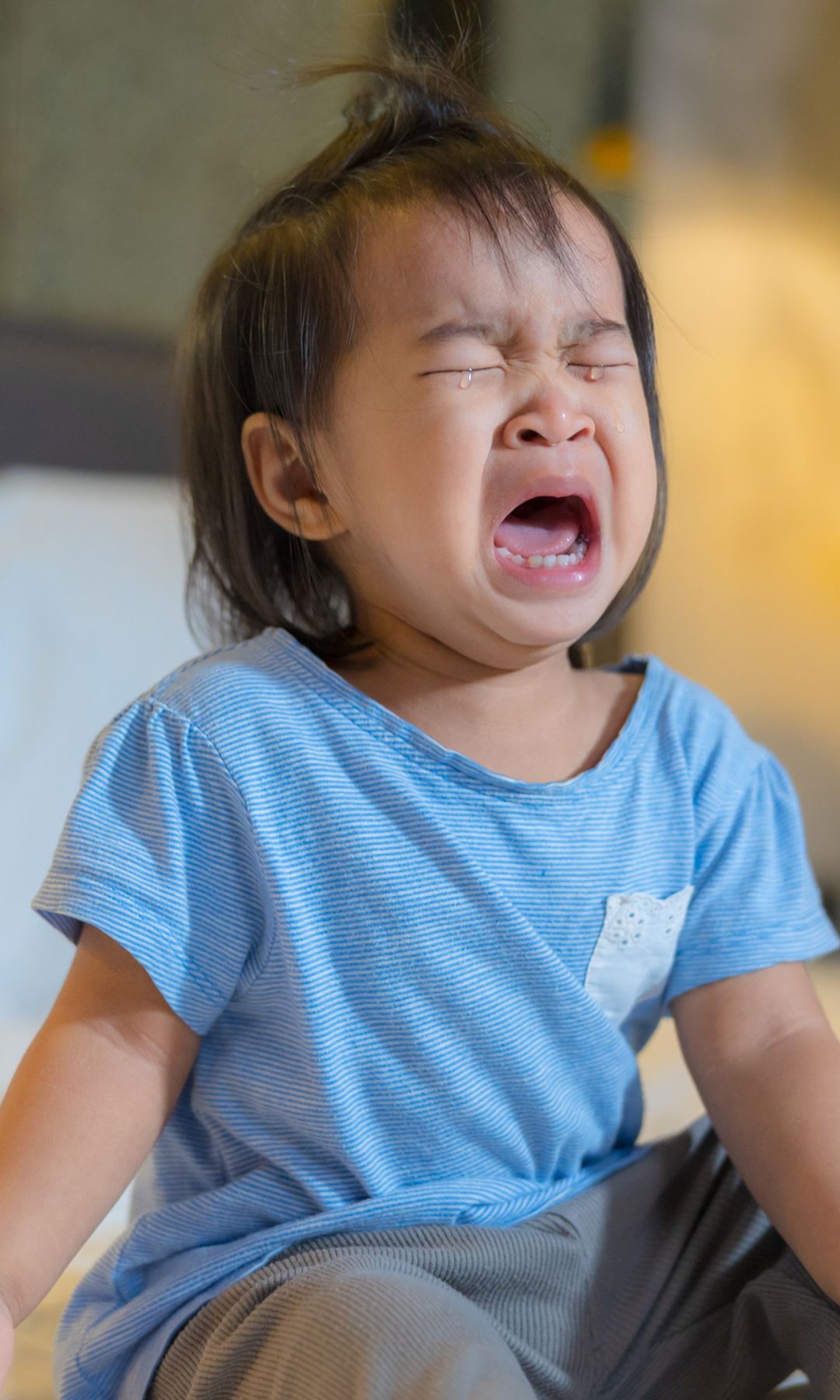 Niña asiática llorando en la cama por una pesadilla