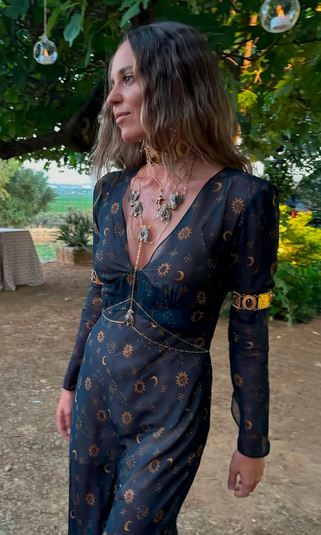 El look celestial de Claudia Osborne en Córdoba: una invitada bohemia con vestido estampado diseñado por su hermana Ana Cristina