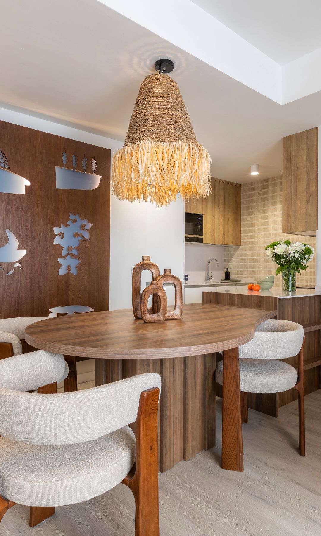 Mesa de comedor adosada a los muebles de cocina en un proyecto de Raquel Chamorro