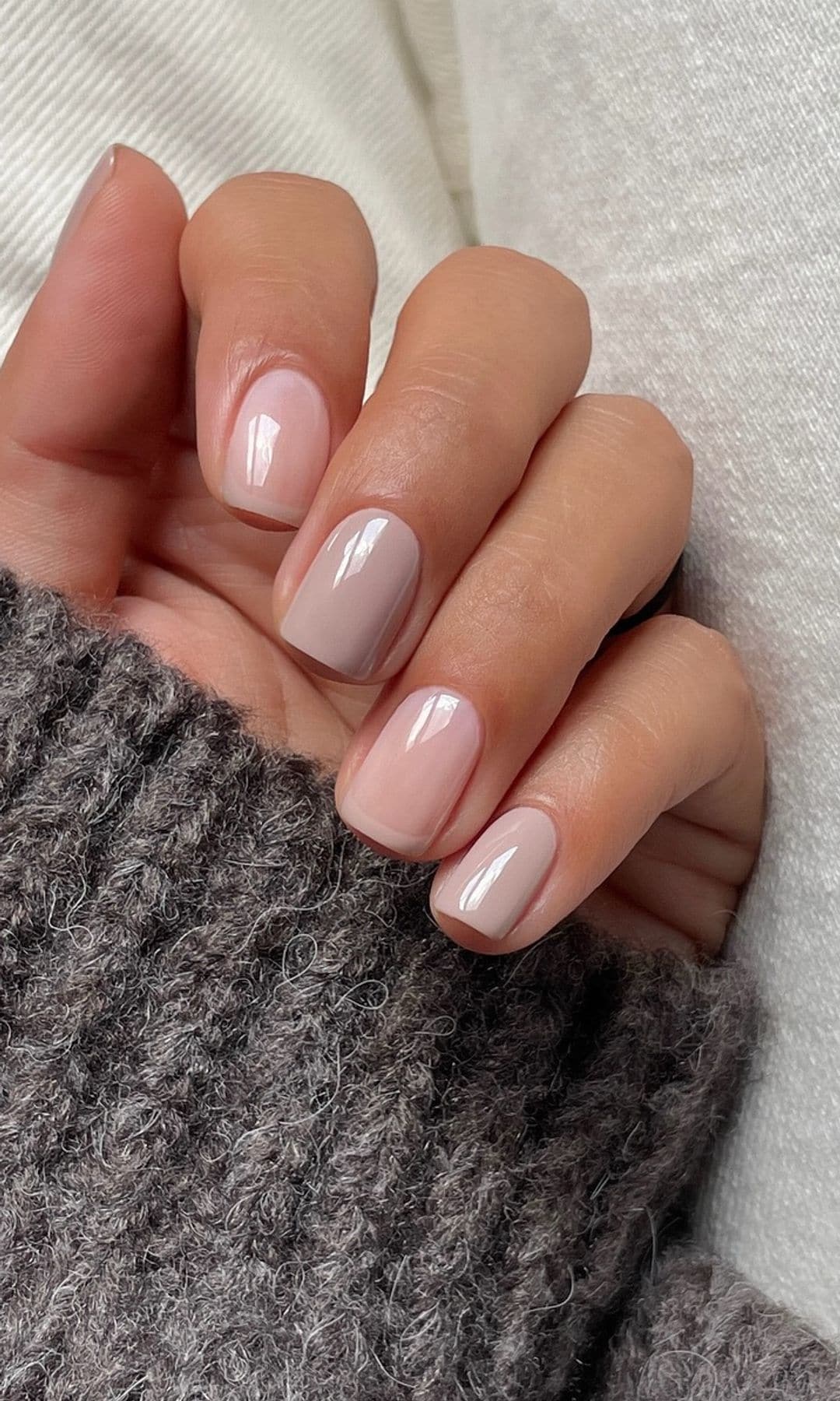 Manicura combinada con beige
