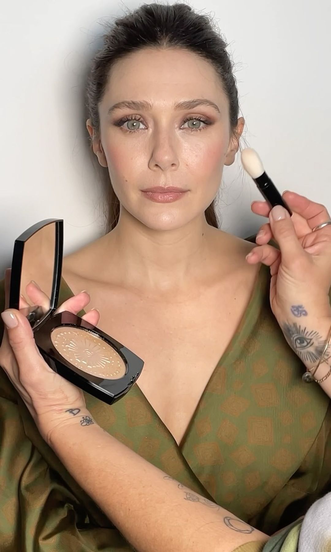 Elizabeth Olsen en el backstage con la maquilladora Pati Dubroff