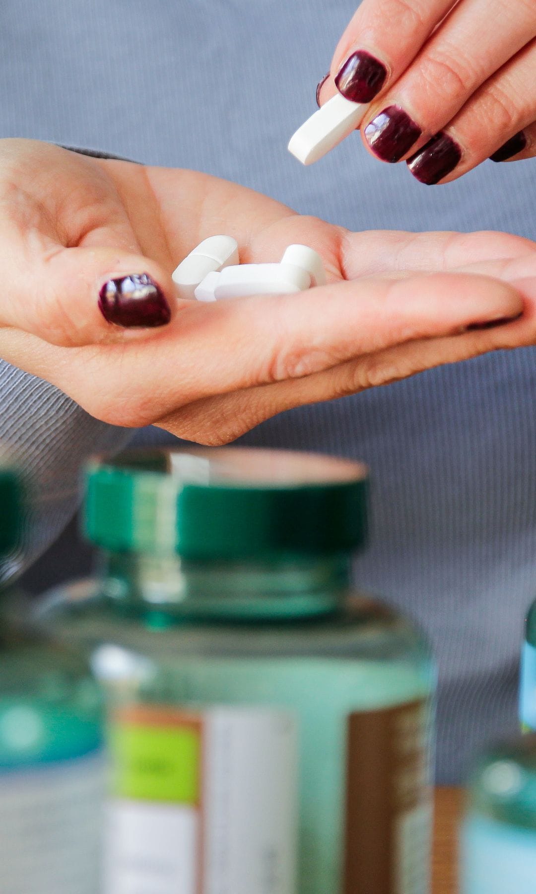 Una mujer tomando suplementos nutricionales