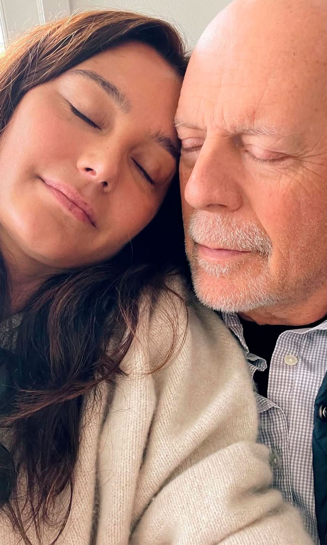 "No necesito que Bruce sepa que soy su esposa, solo quiero sentir que tengo conexión con él. Y la tengo", asegura Emma