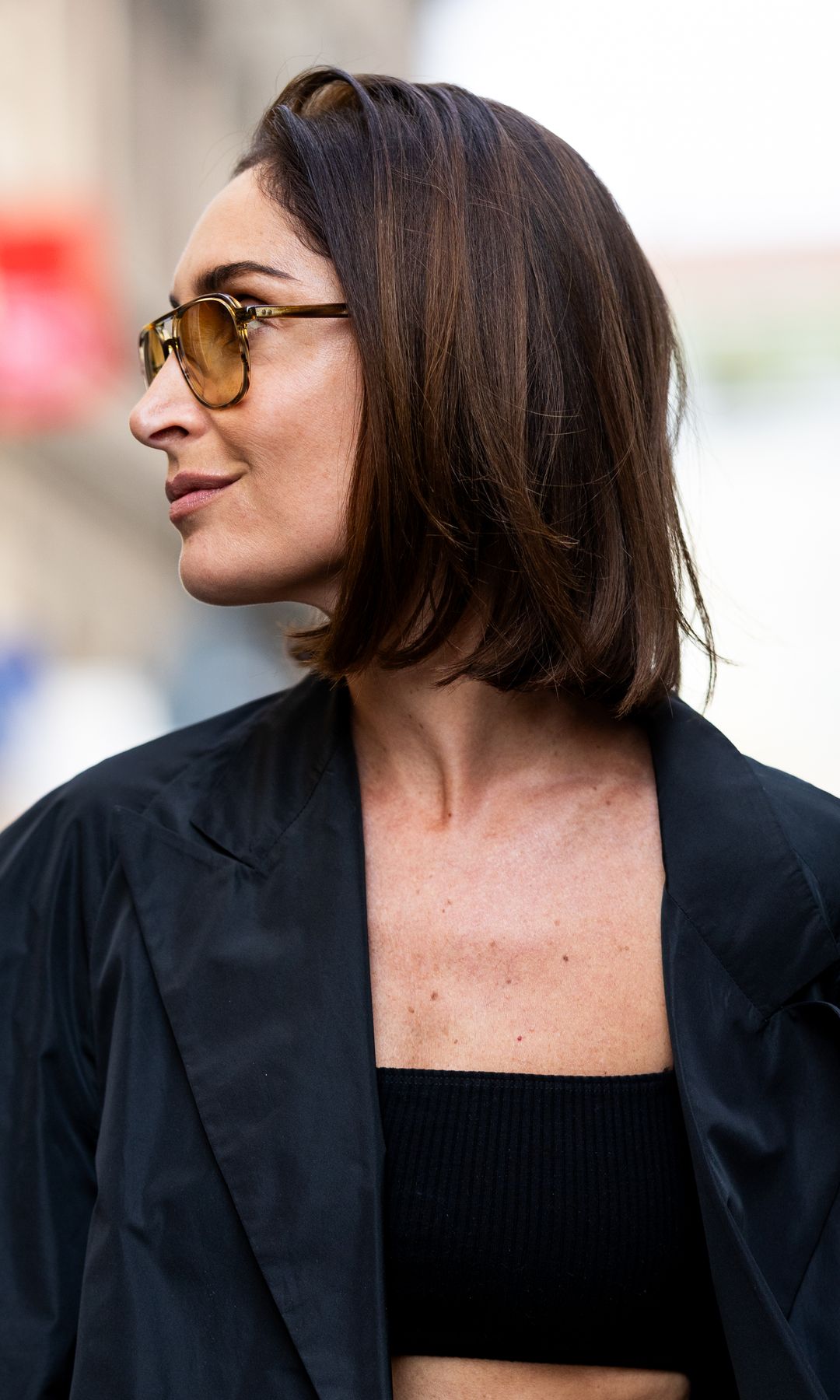 Corte de pelo corto asimétrico de mujer