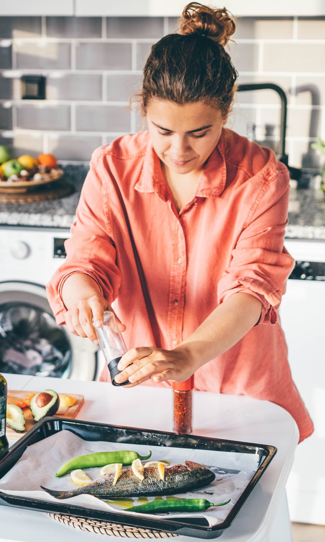 Mujer cocinando pescado