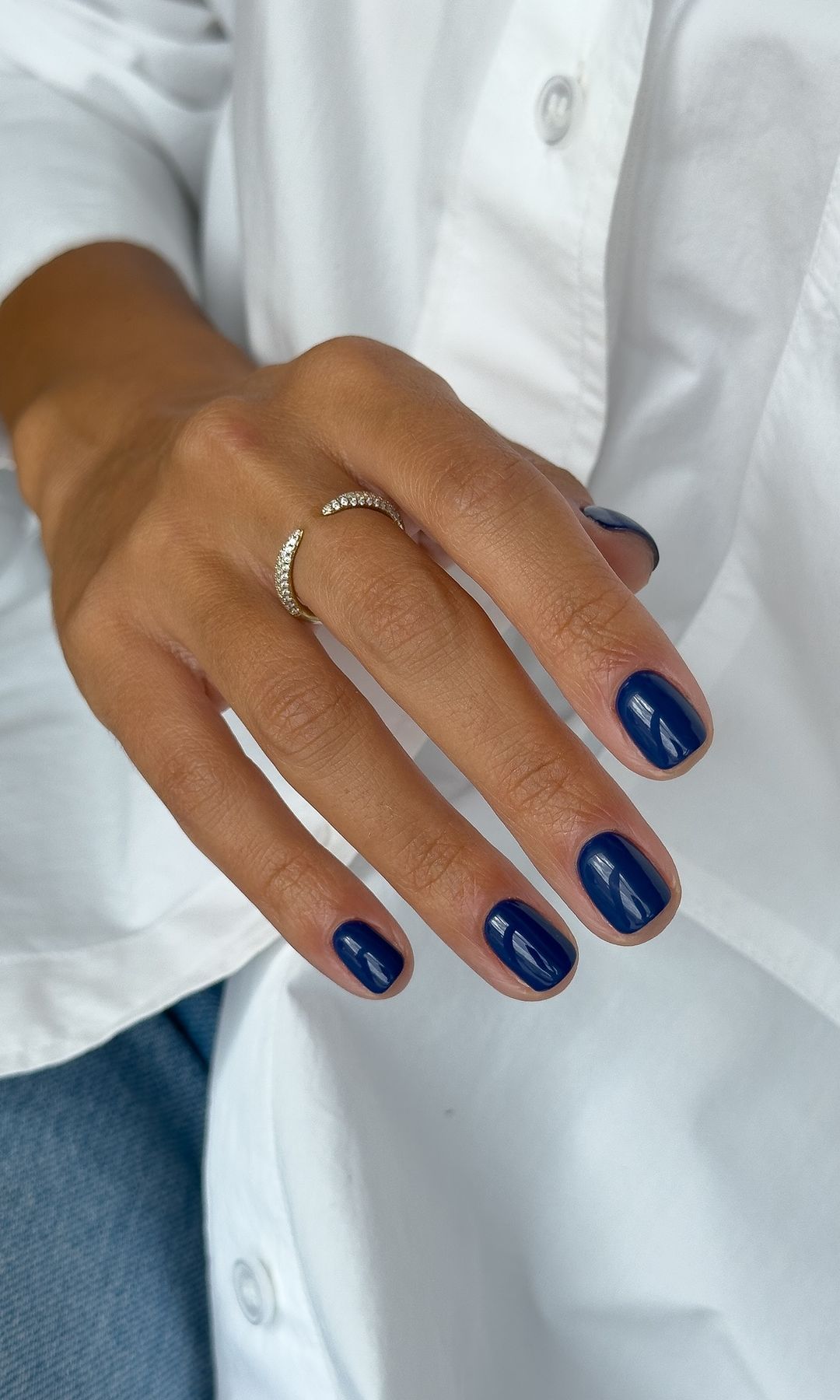 Manicura azul marino